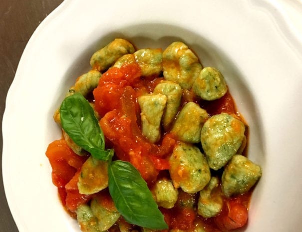 gnocchetti verdi al pomodoro fresco e battuto di erbe aromatiche