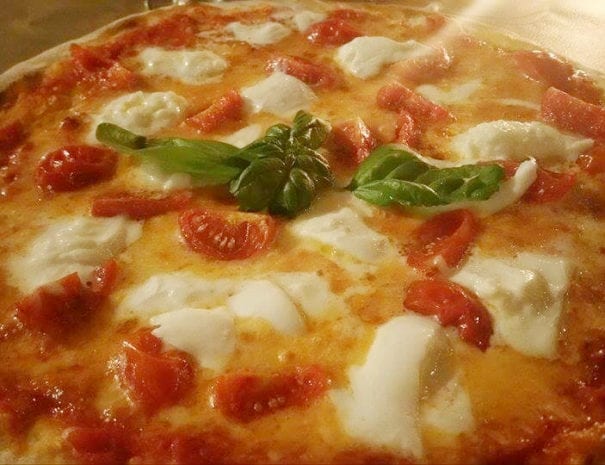 pizza con mozzarella di bufala