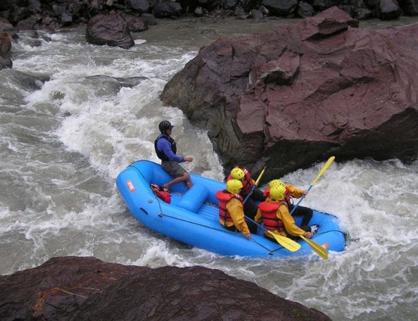 giovani che praticano il rafting in umbria emozioni indimenticabili